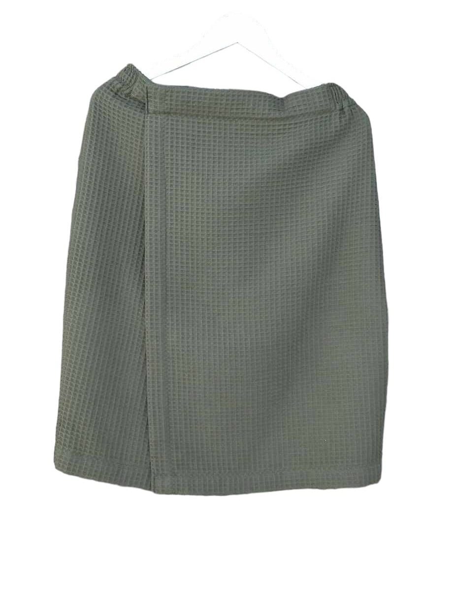 Ein Herrenhandtuch in Khaki auf weißem Hintergrund